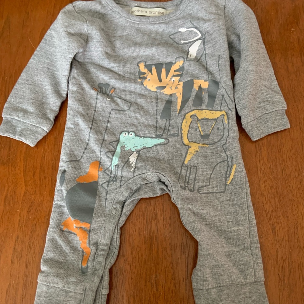 🍊5/$25 Mothers Promise Gray Safari Romper size 0-3m